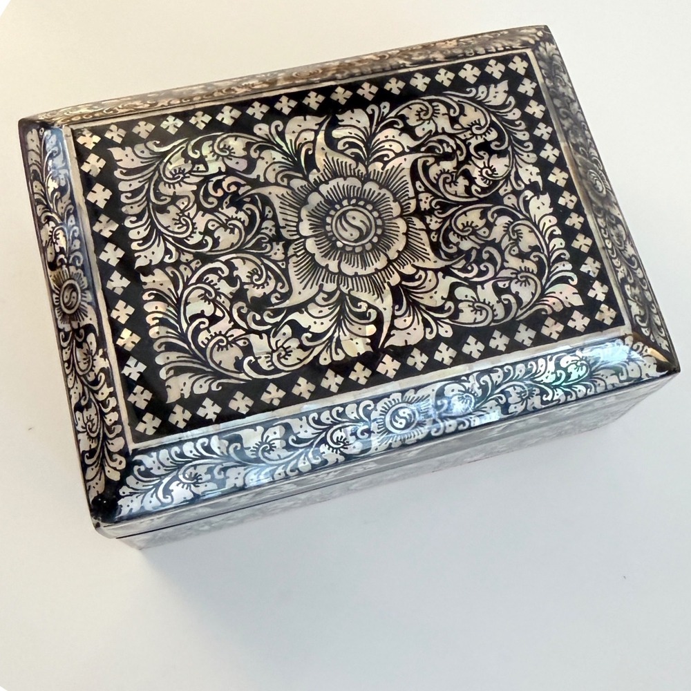 Vintage Mother of Pearl Inlay Lacquer Jewelry Box Floral Red Velvet Lining